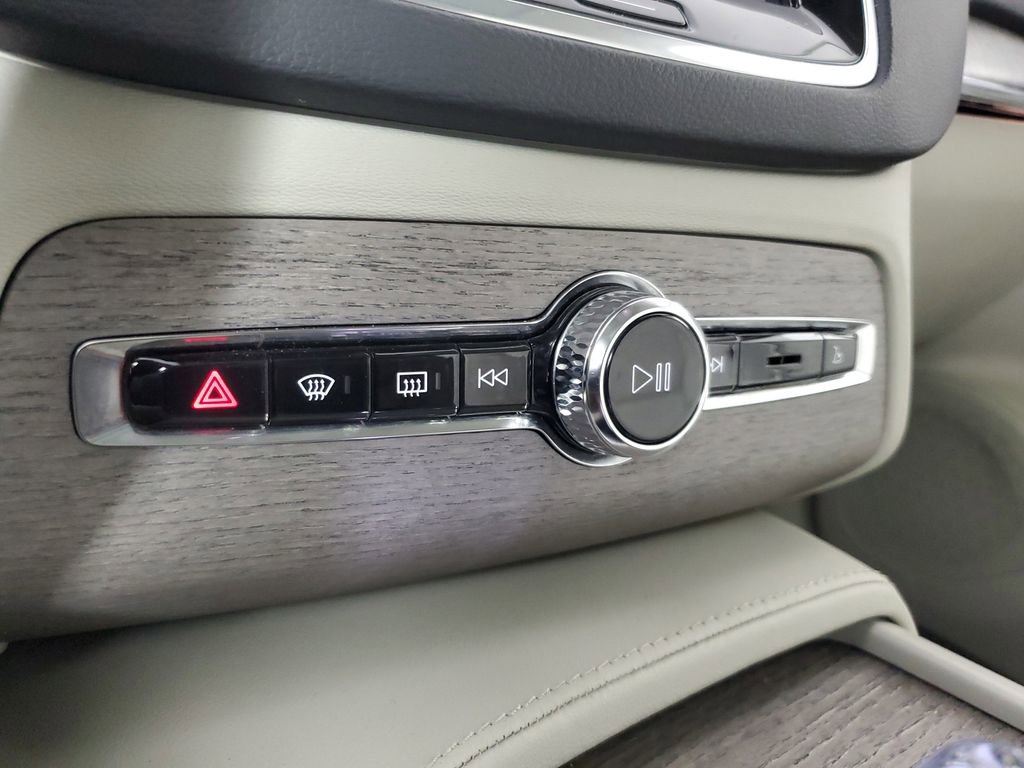 Certified 2024 Volvo XC90 B6 Ultimate w/ Protection Package Premier image 33