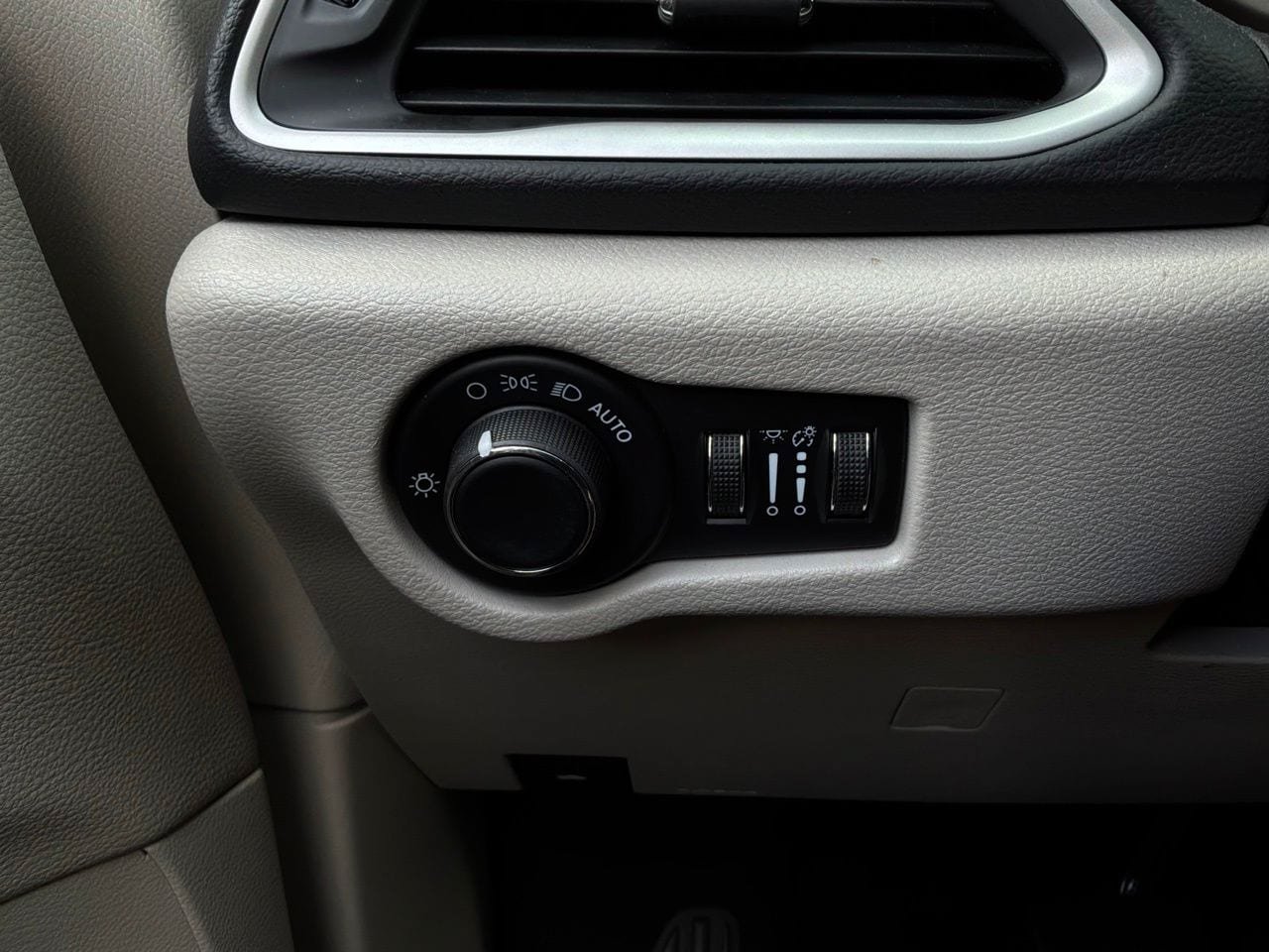 Used 2023 Chrysler Voyager LX FWD image 25
