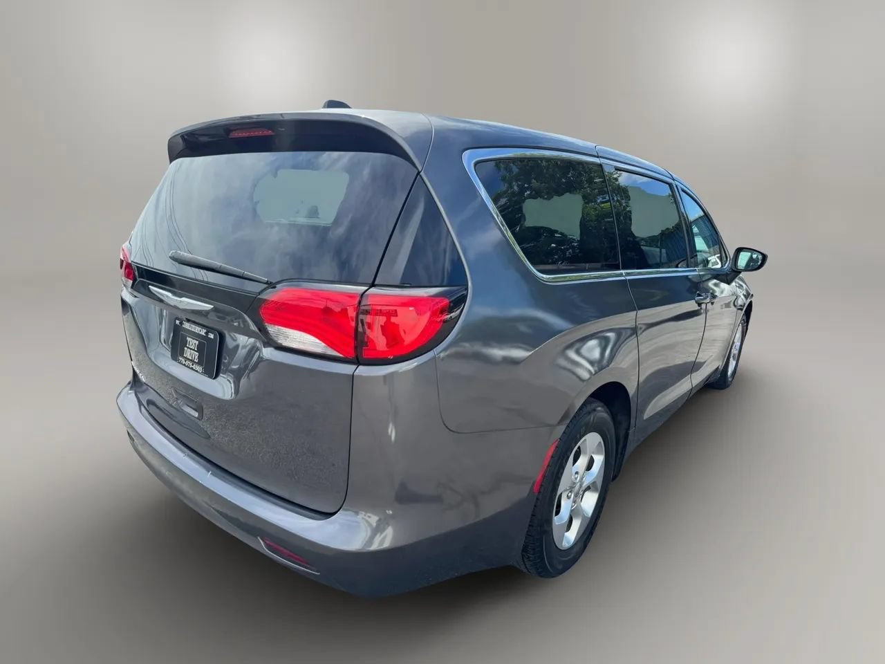 Used 2017 Chrysler Pacifica LX w/ Tire & Wheel Group FWD image 9