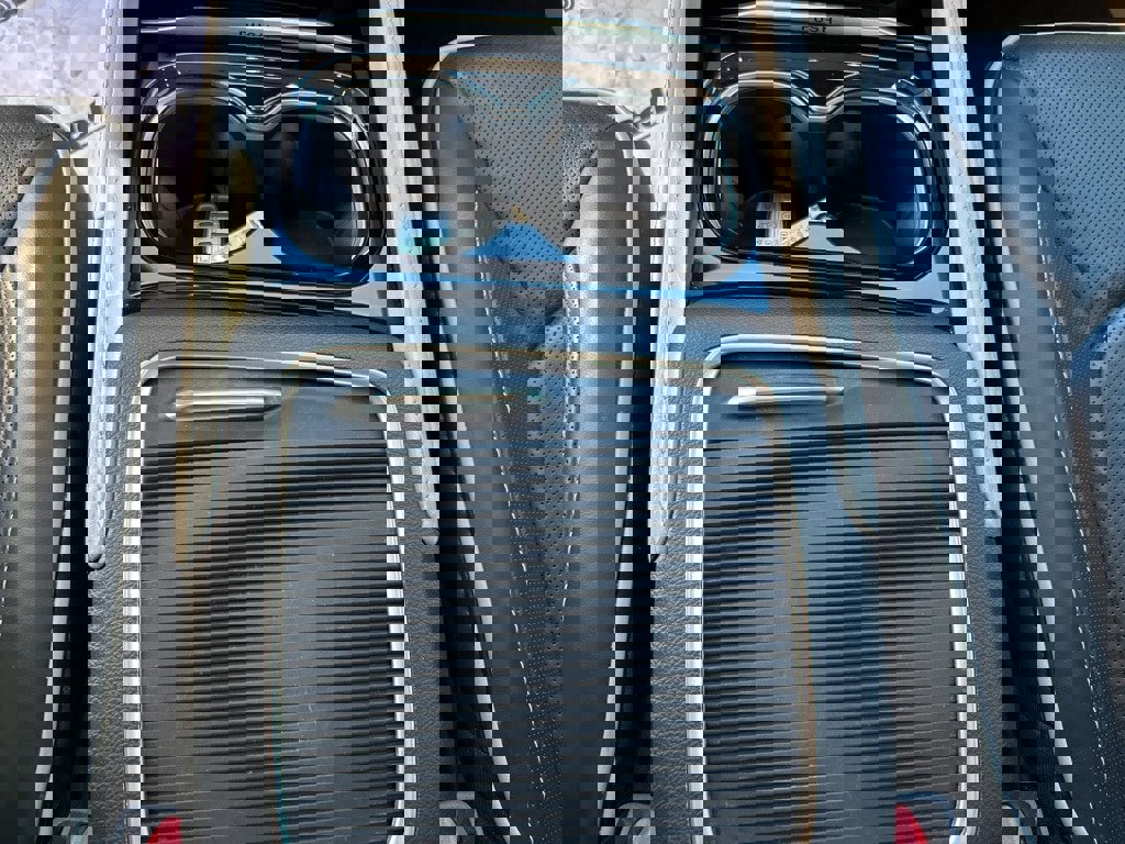 Used 2023 Chrysler Pacifica Limited w/ Uconnect Theater Family Group image 34