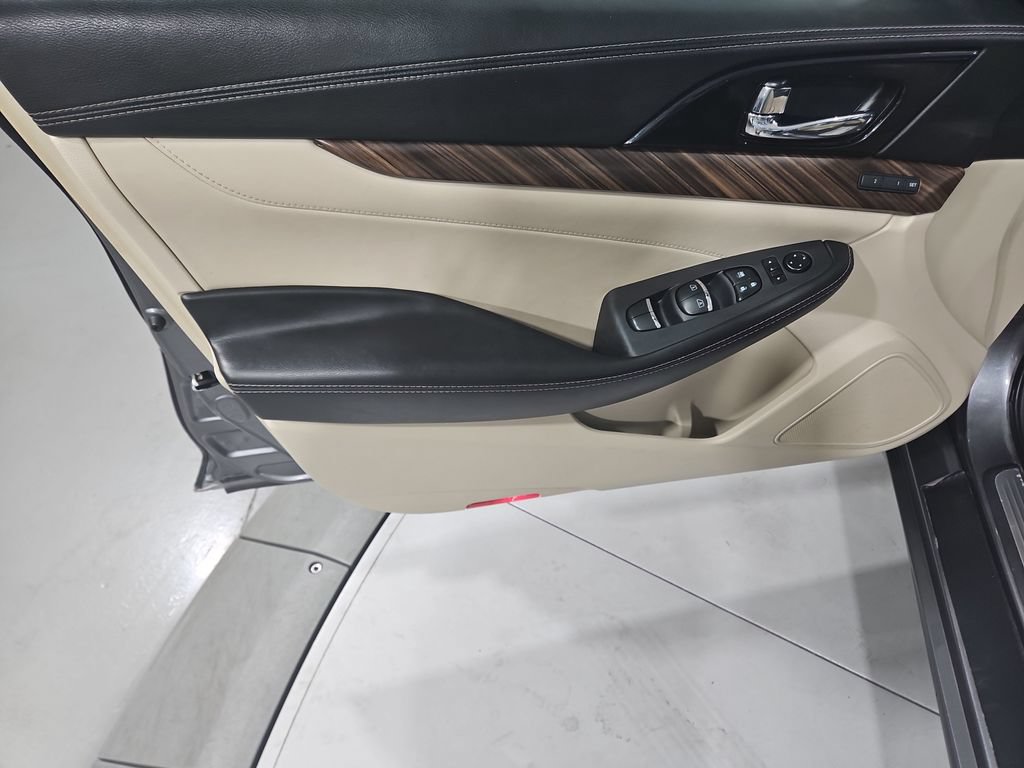 Used 2016 Nissan Maxima Platinum FWD image 11