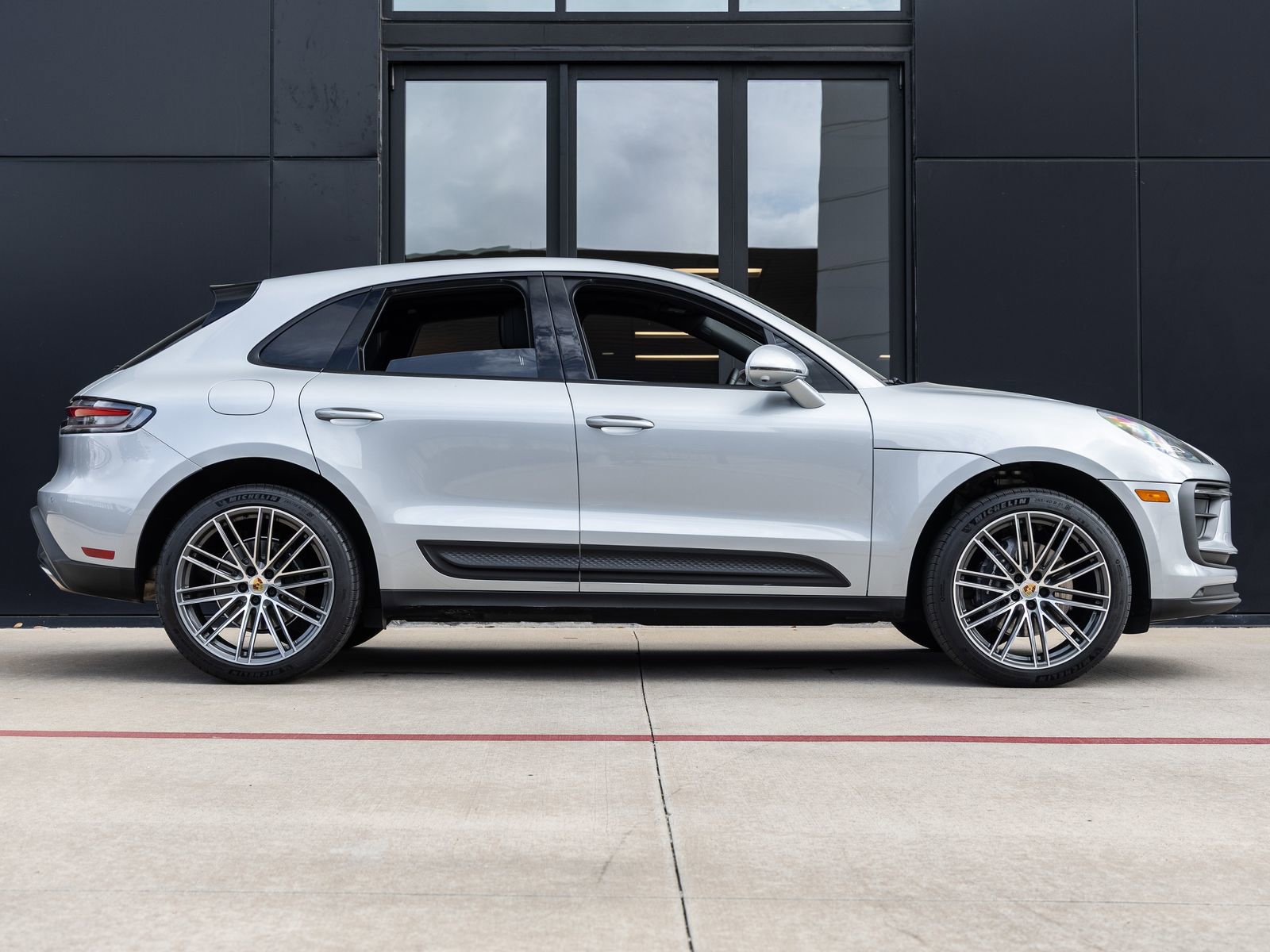 Used 2026 Porsche Macan image 12