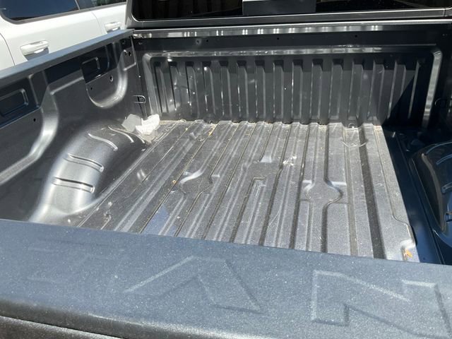 Used 2024 Nissan Titan SV w/ SV Convenience Package image 6