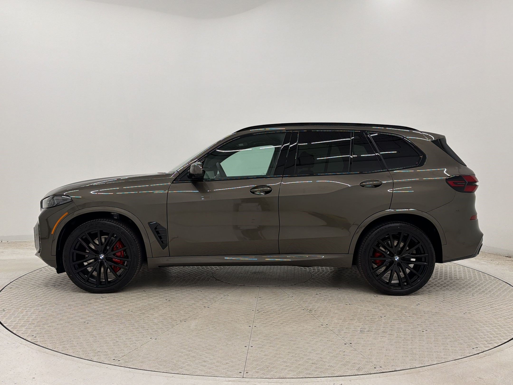 New 2026 BMW X5 xDrive40i w/ M Sport Package AWD/4WD image 2