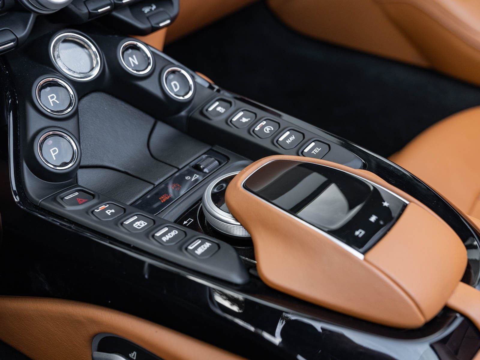 Used 2021 Aston Martin V8 Vantage Roadster RWD image 28