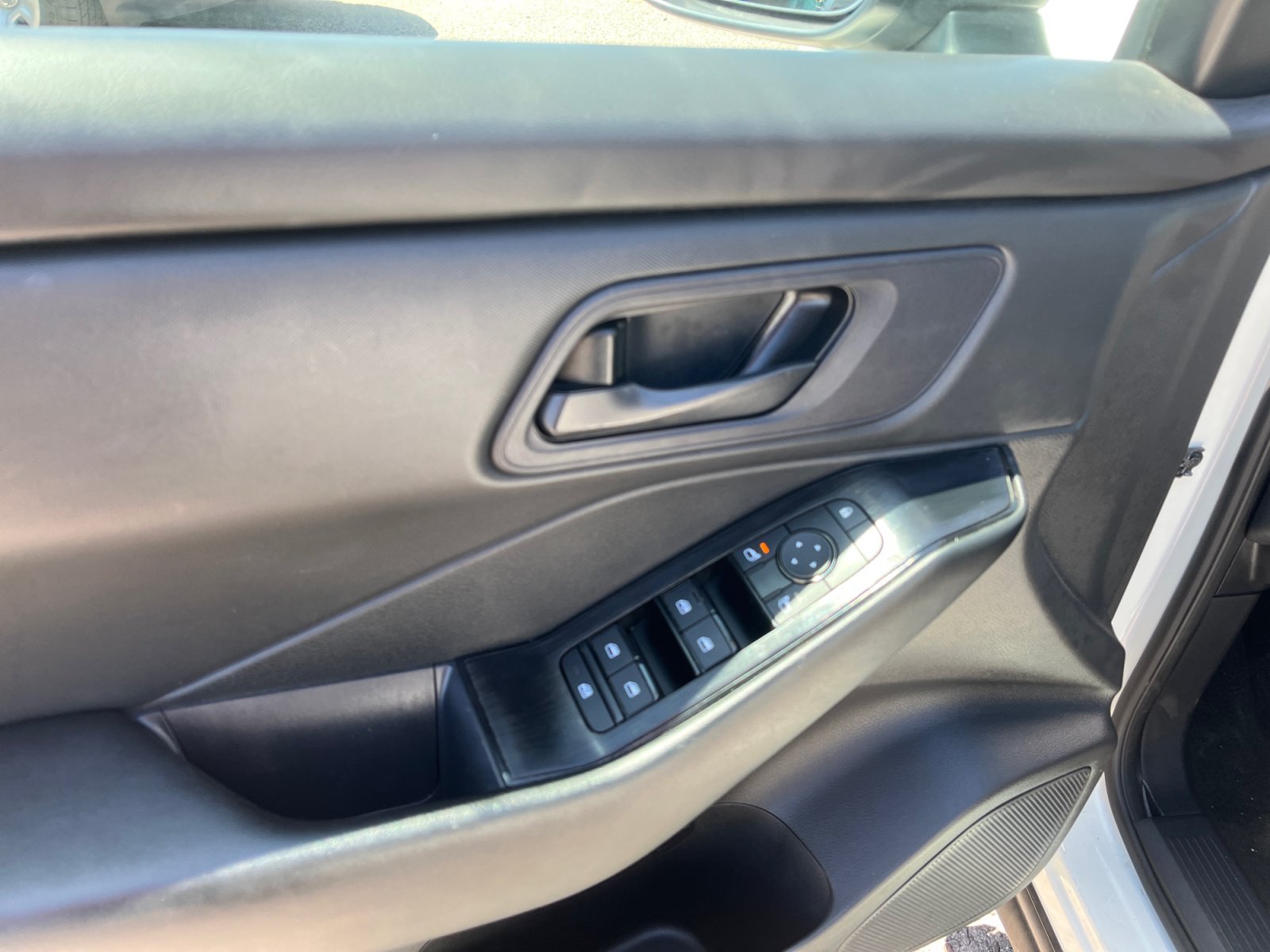 Used 2024 Nissan Rogue S AWD/4WD image 17