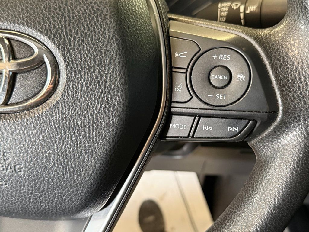 Used 2018 Toyota Camry LE FWD image 11