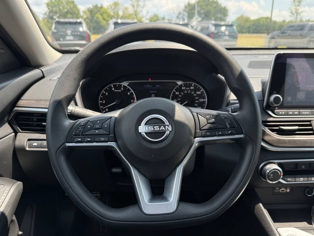 Used 2025 Nissan Altima 2.5 SV FWD image 13