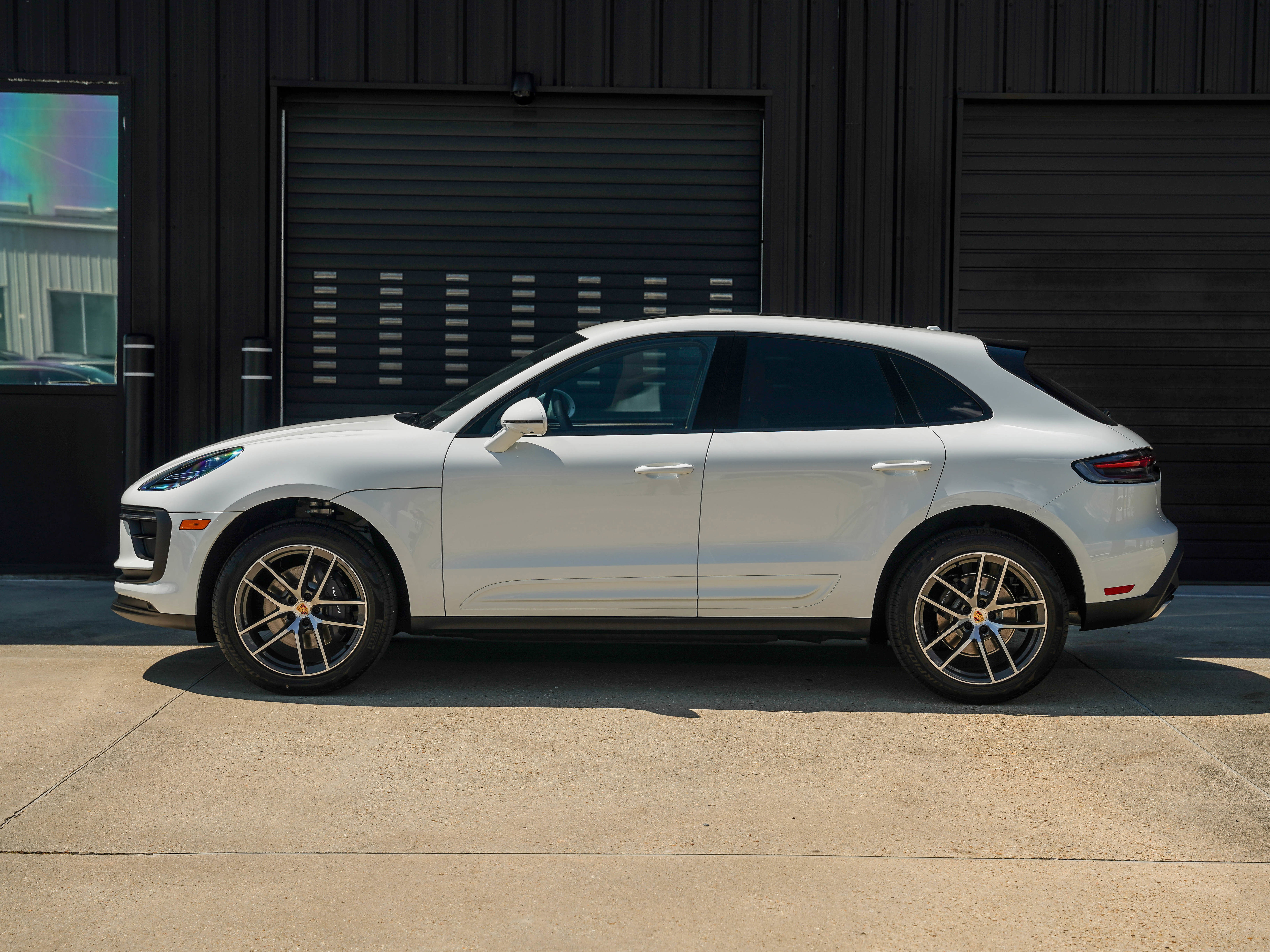Certified 2025 Porsche Macan image 2