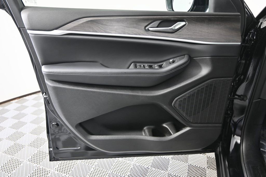 New 2026 Jeep Grand Cherokee Laredo image 18