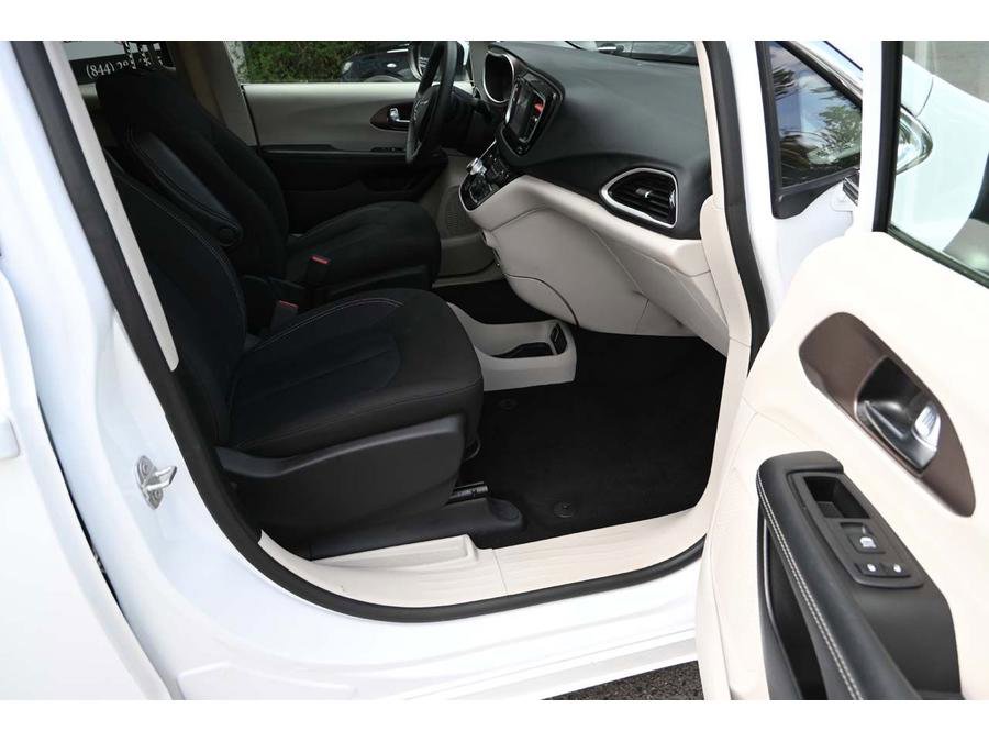 Used 2023 Chrysler Voyager LX image 15