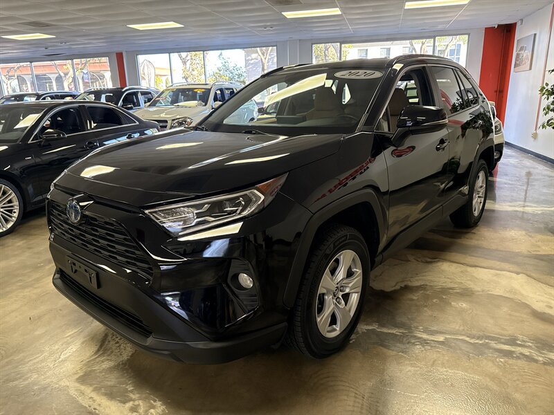 Used 2020 Toyota RAV4 XLE AWD/4WD image 3