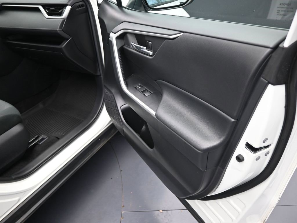Used 2021 Toyota RAV4 XLE image 33