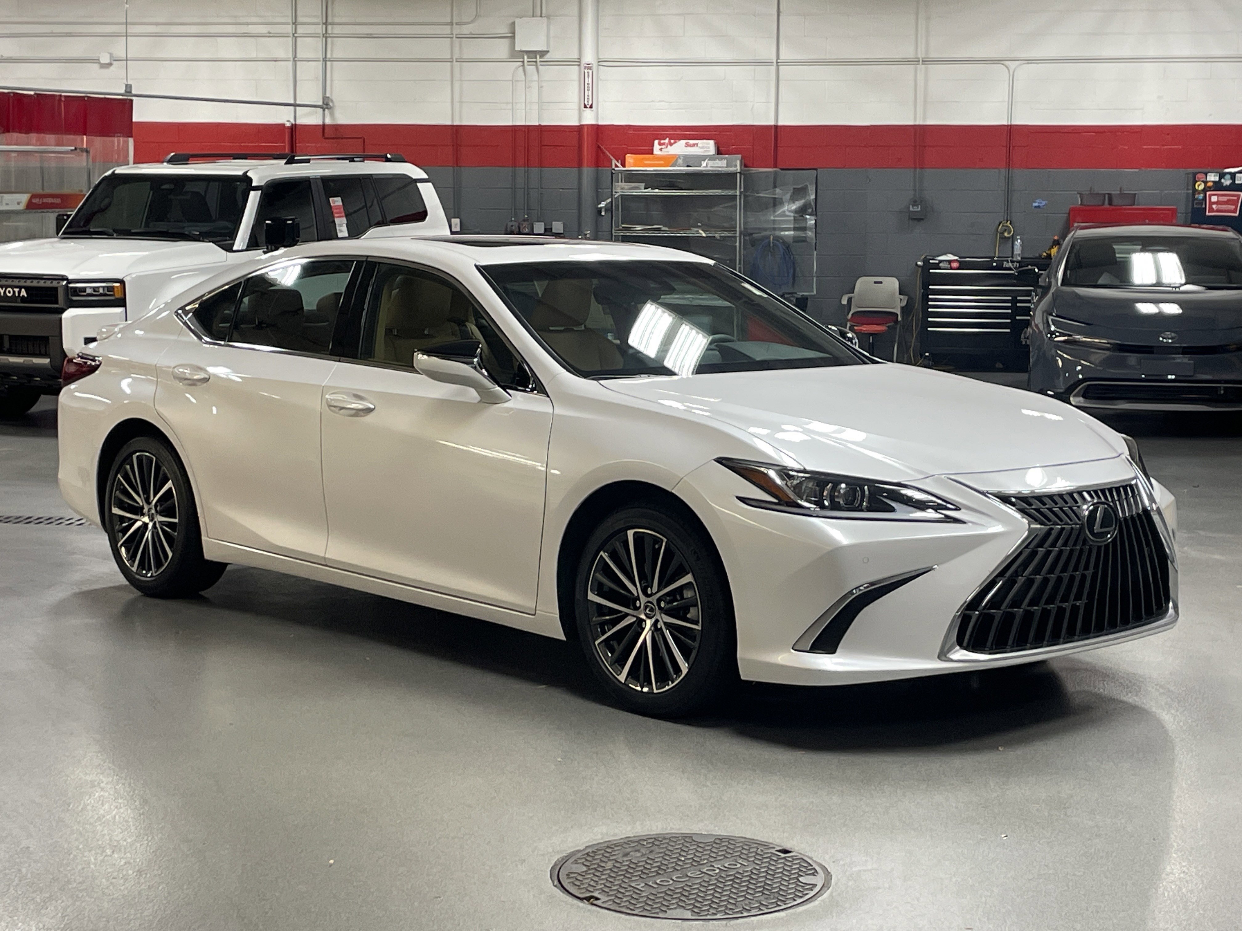 Used 2025 Lexus ES 300h w/ Premium Package image 2