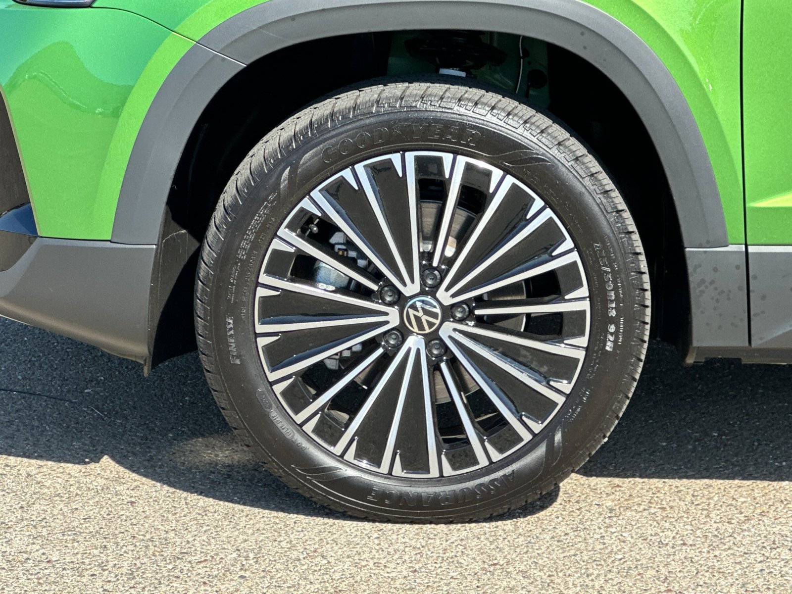 New 2027 Volkswagen Taos SE FWD image 25