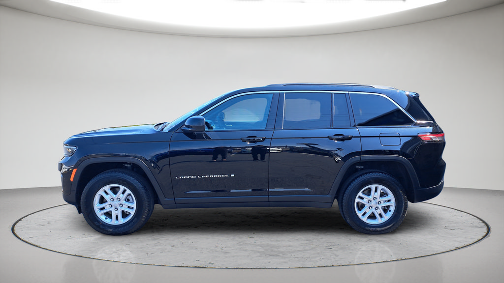 Used 2025 Jeep Grand Cherokee Laredo AWD/4WD image 3
