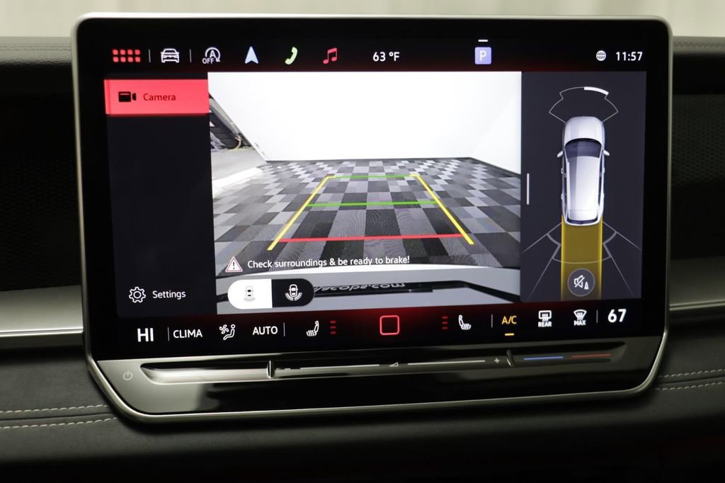 Used 2025 Volkswagen Tiguan SE w/ Panoramic Sunroof Package image 9