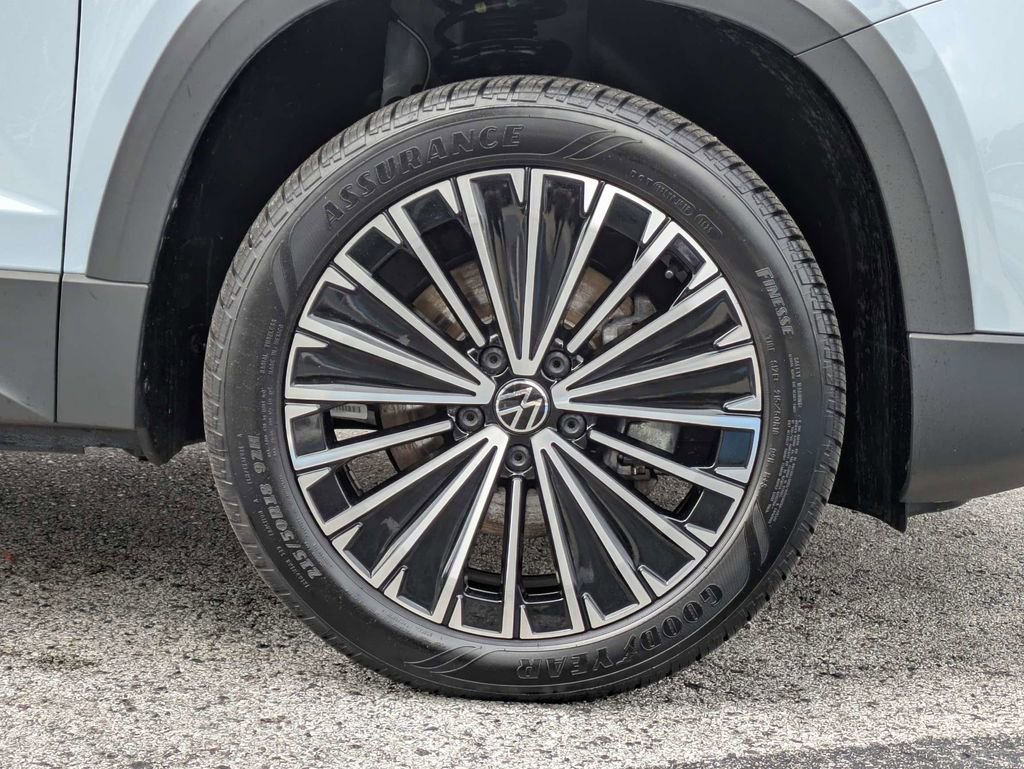 Certified 2025 Volkswagen Taos SE w/ Panoramic Sunroof Package image 11