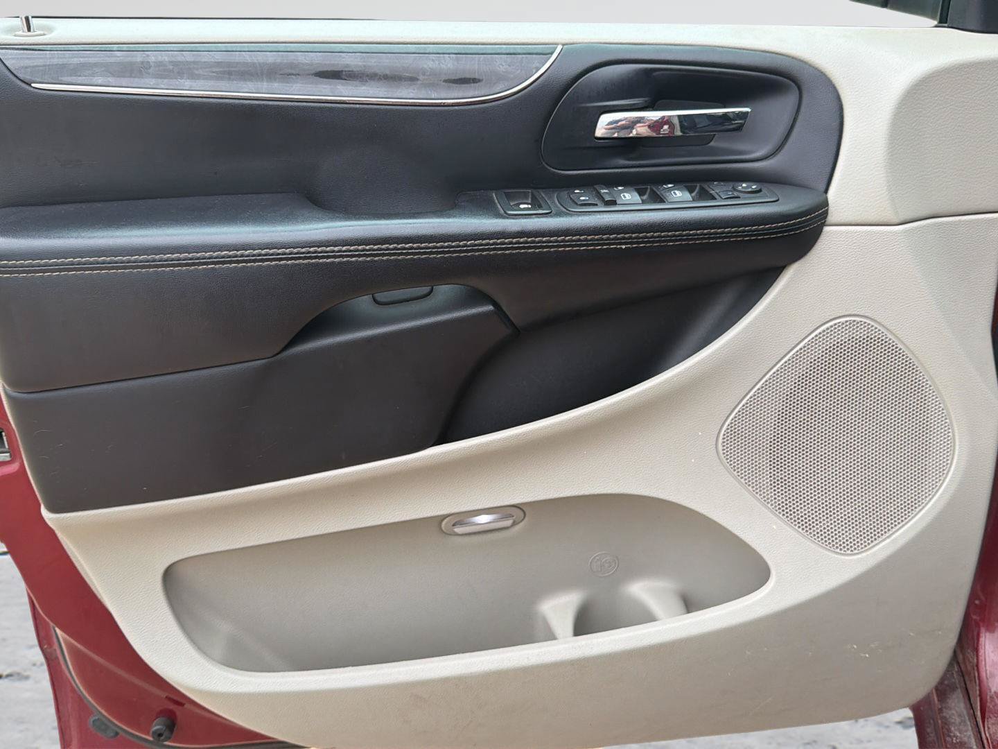 Used 2014 Chrysler Town & Country Touring FWD image 23