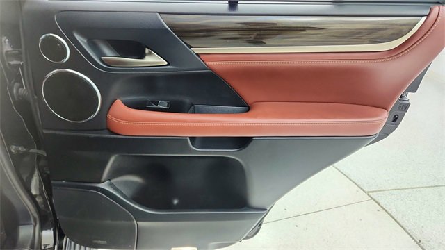 Used 2021 Lexus LX 570 4WD w/ 3rd Row & Luxury Pkg image 27