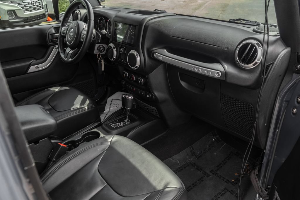 Used 2017 Jeep Wrangler Unlimited Sahara w/ Connectivity Group AWD/4WD image 31