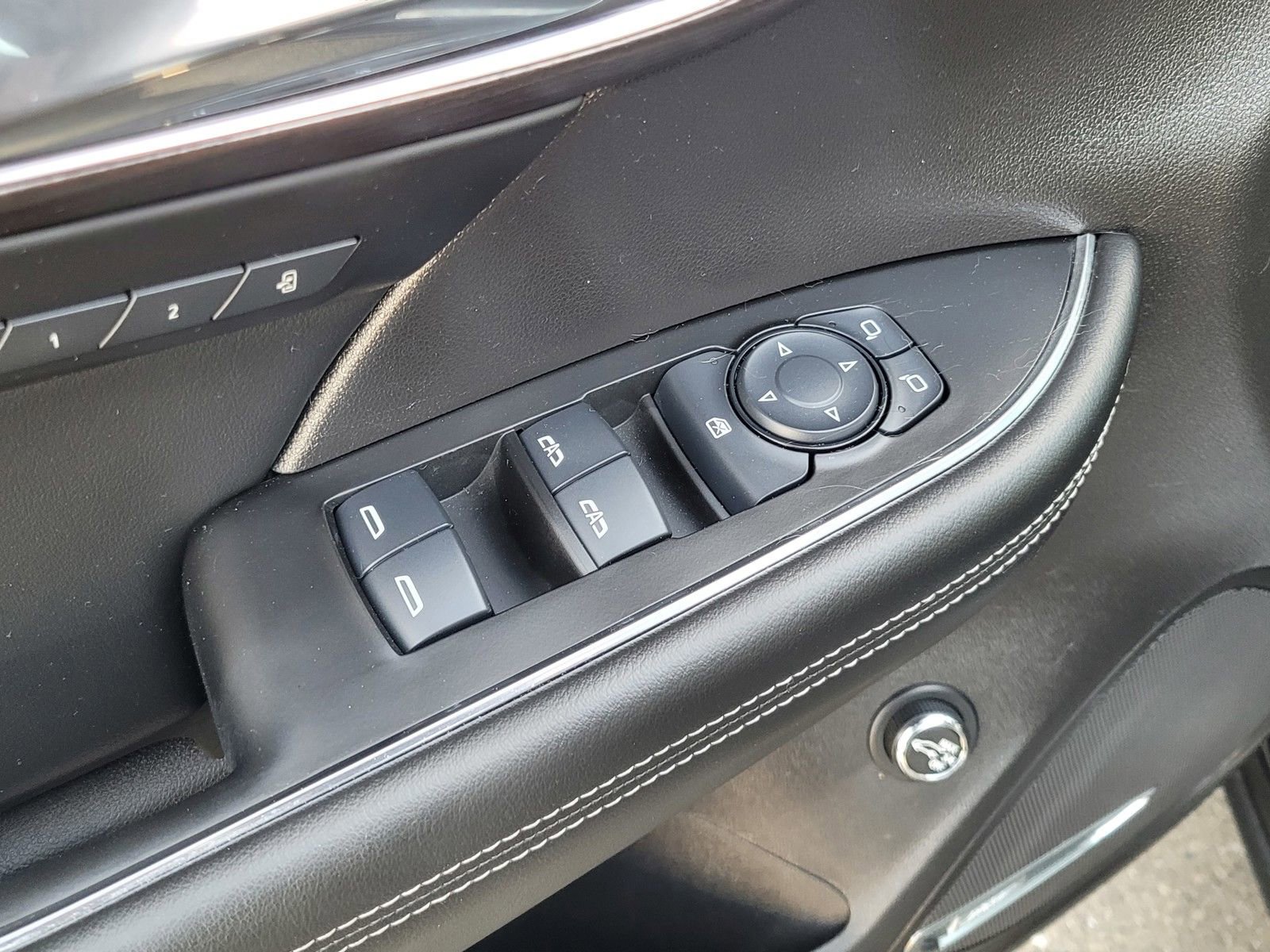 Used 2022 Buick Envision Avenir w/ Safety Package image 17