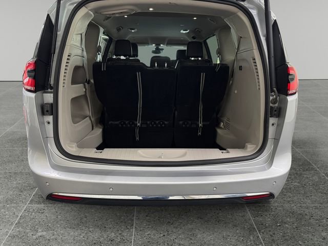 Used 2024 Chrysler Pacifica Touring-L FWD image 10