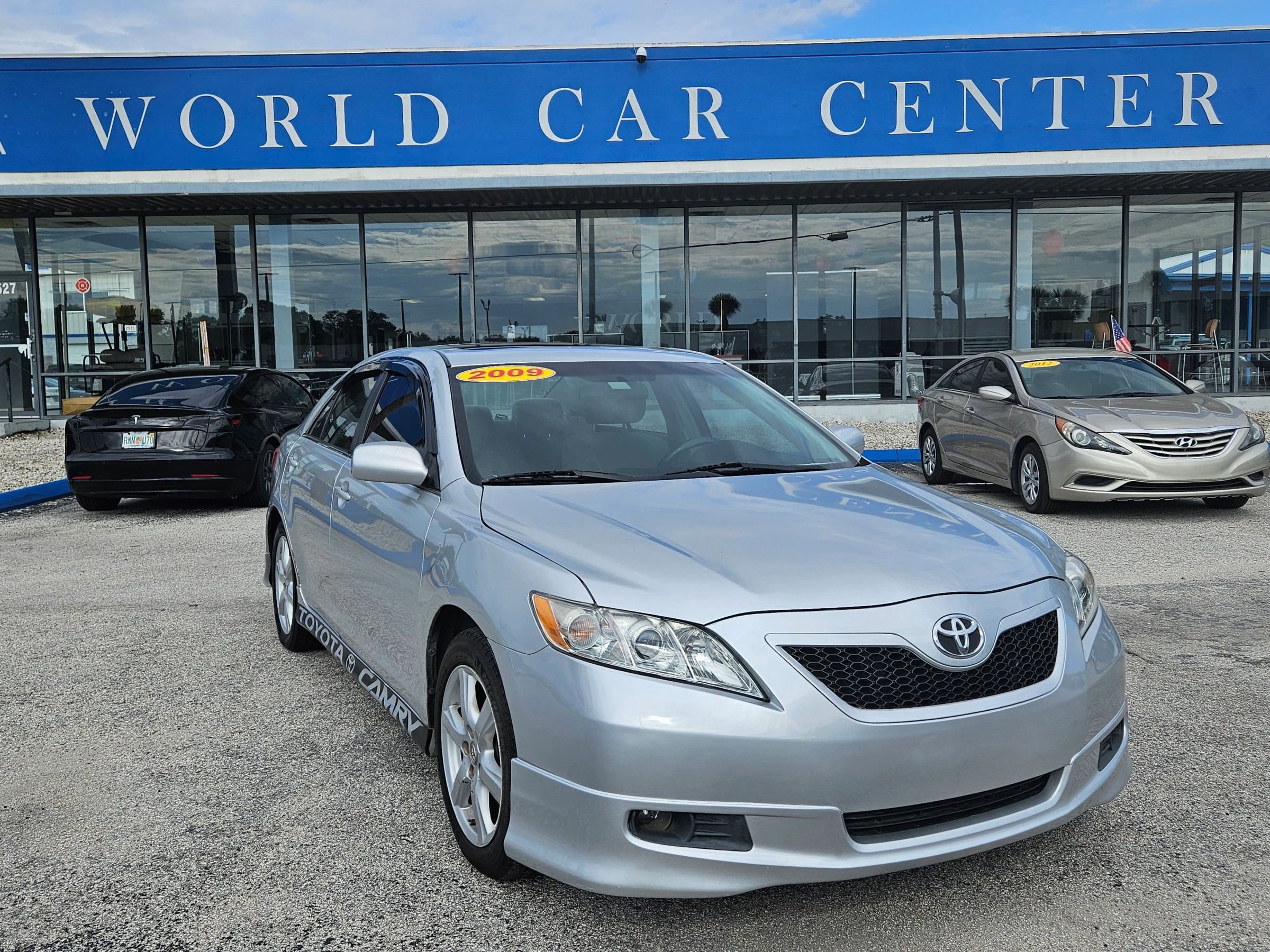 Used 2009 Toyota Camry SE FWD image 1
