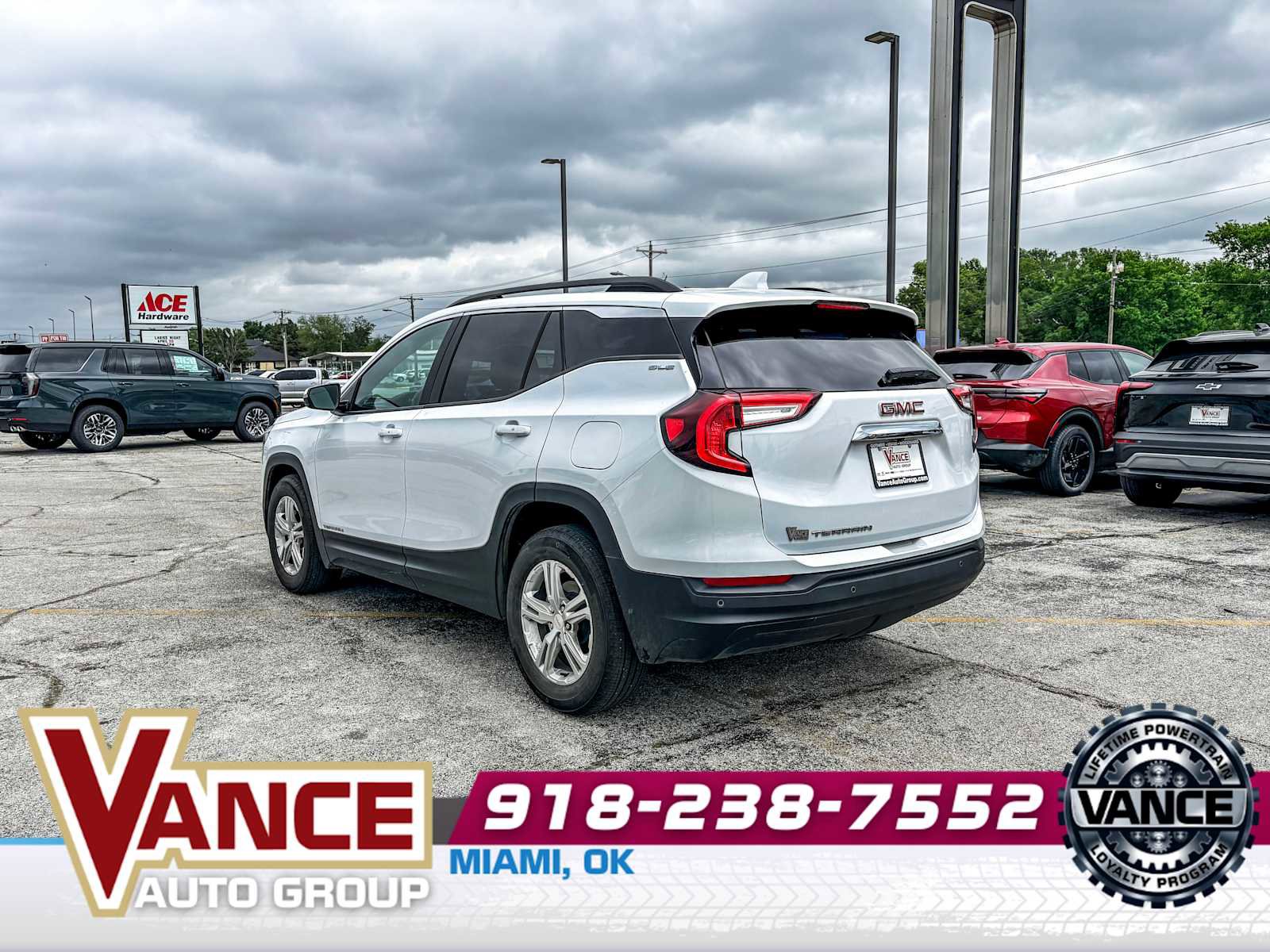 Used 2024 GMC Terrain SLE w/ Driver Convenience Package FWD image 5