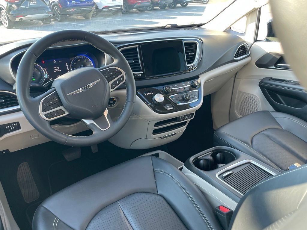 Used 2024 Chrysler Pacifica Touring-L FWD image 22