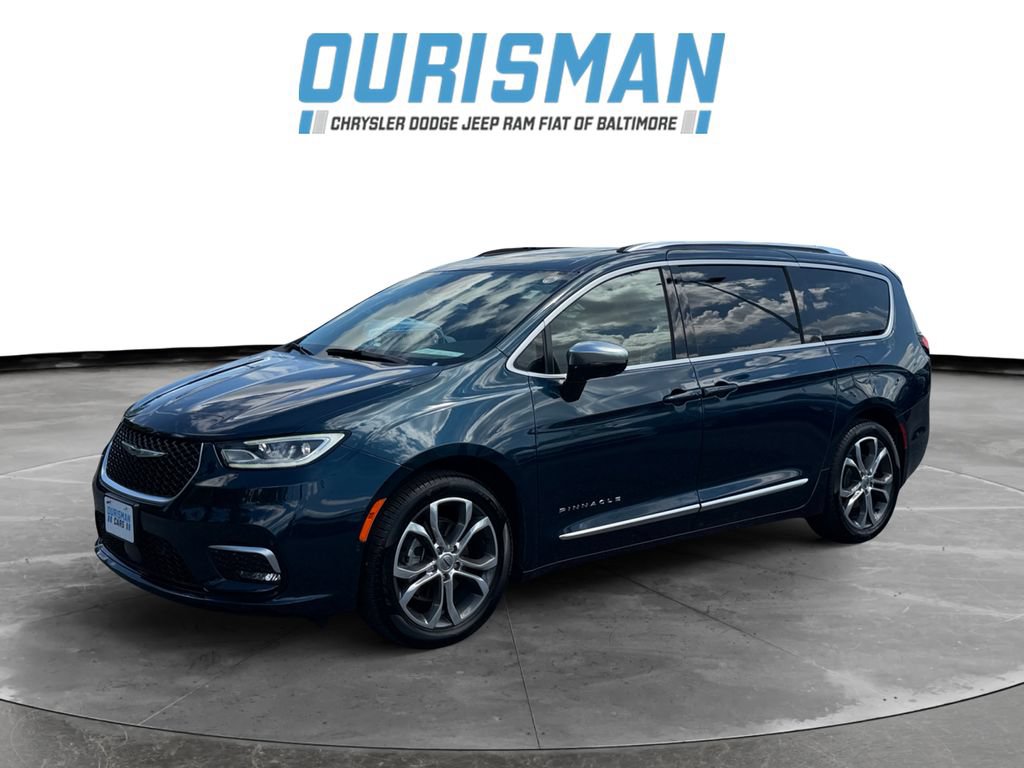 Used 2025 Chrysler Pacifica Pinnacle w/ Trailer Tow Group FWD image 2