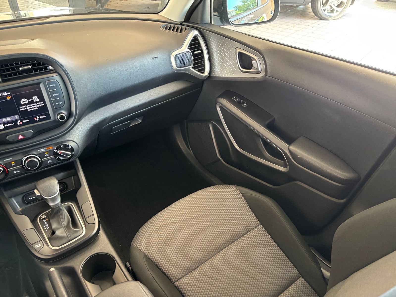 Used 2025 Kia Soul LX w/ LX Technology Package FWD image 32