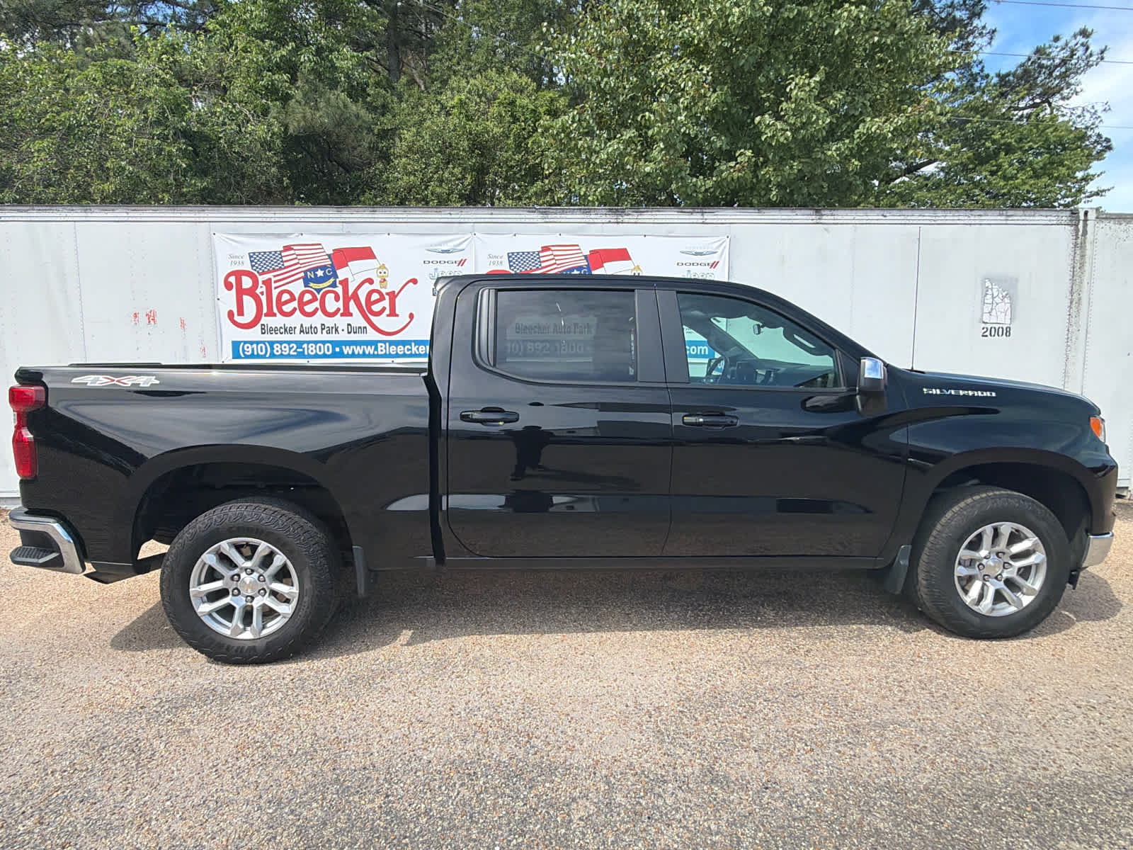 Used 2024 Chevrolet Silverado 1500 LT AWD/4WD image 2