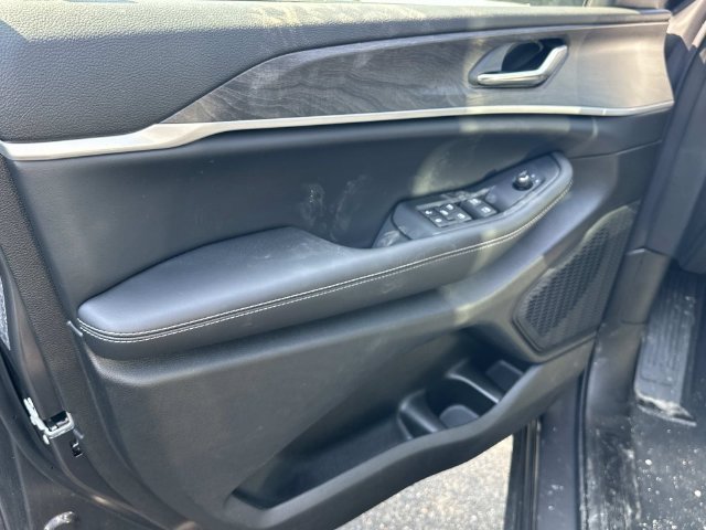 New 2026 Jeep Grand Cherokee Altitude AWD/4WD image 2