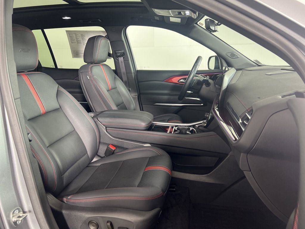 Used 2024 Chevrolet Traverse RS FWD image 14
