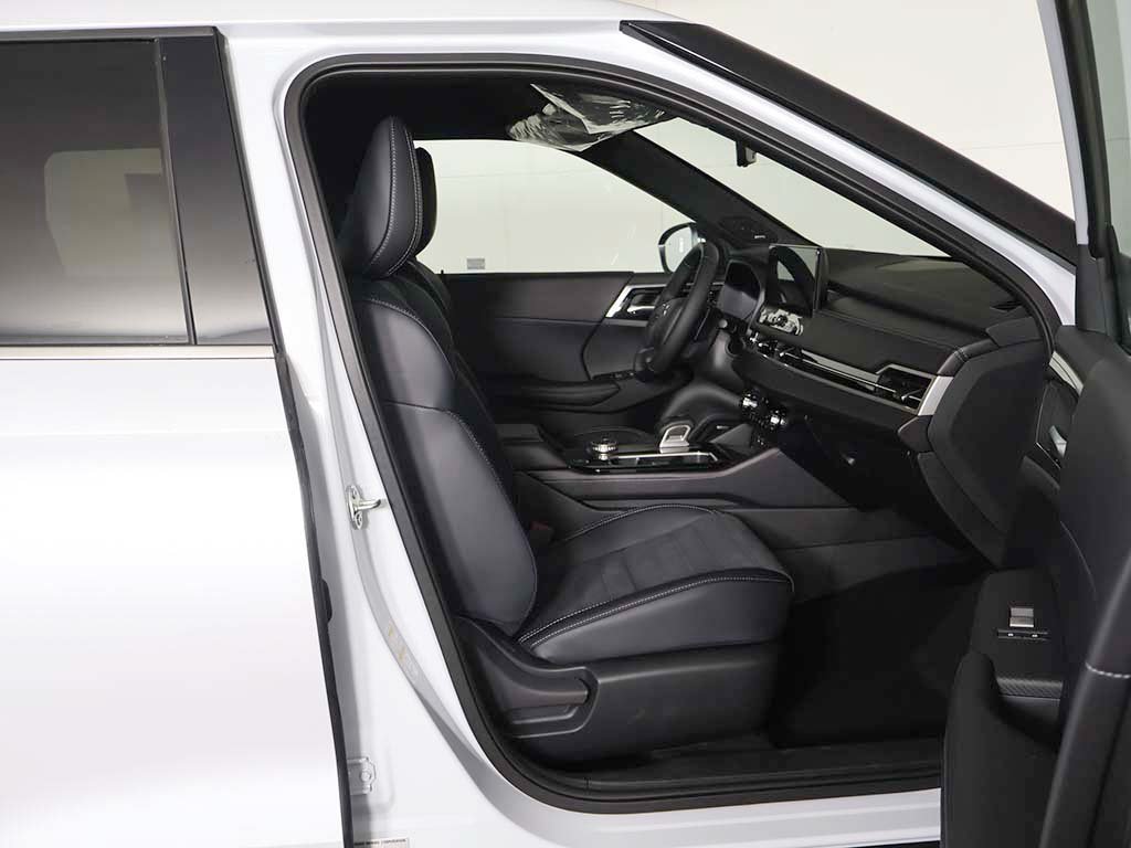 New 2026 Mitsubishi Outlander LE AWD/4WD image 28
