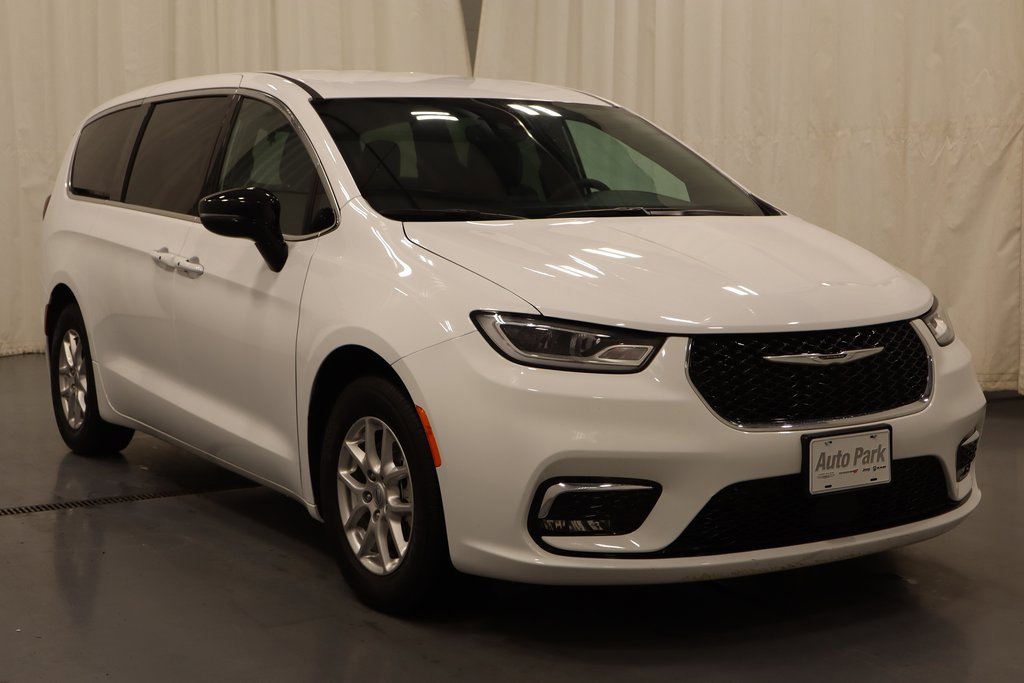 Used 2025 Chrysler Pacifica Select image 2