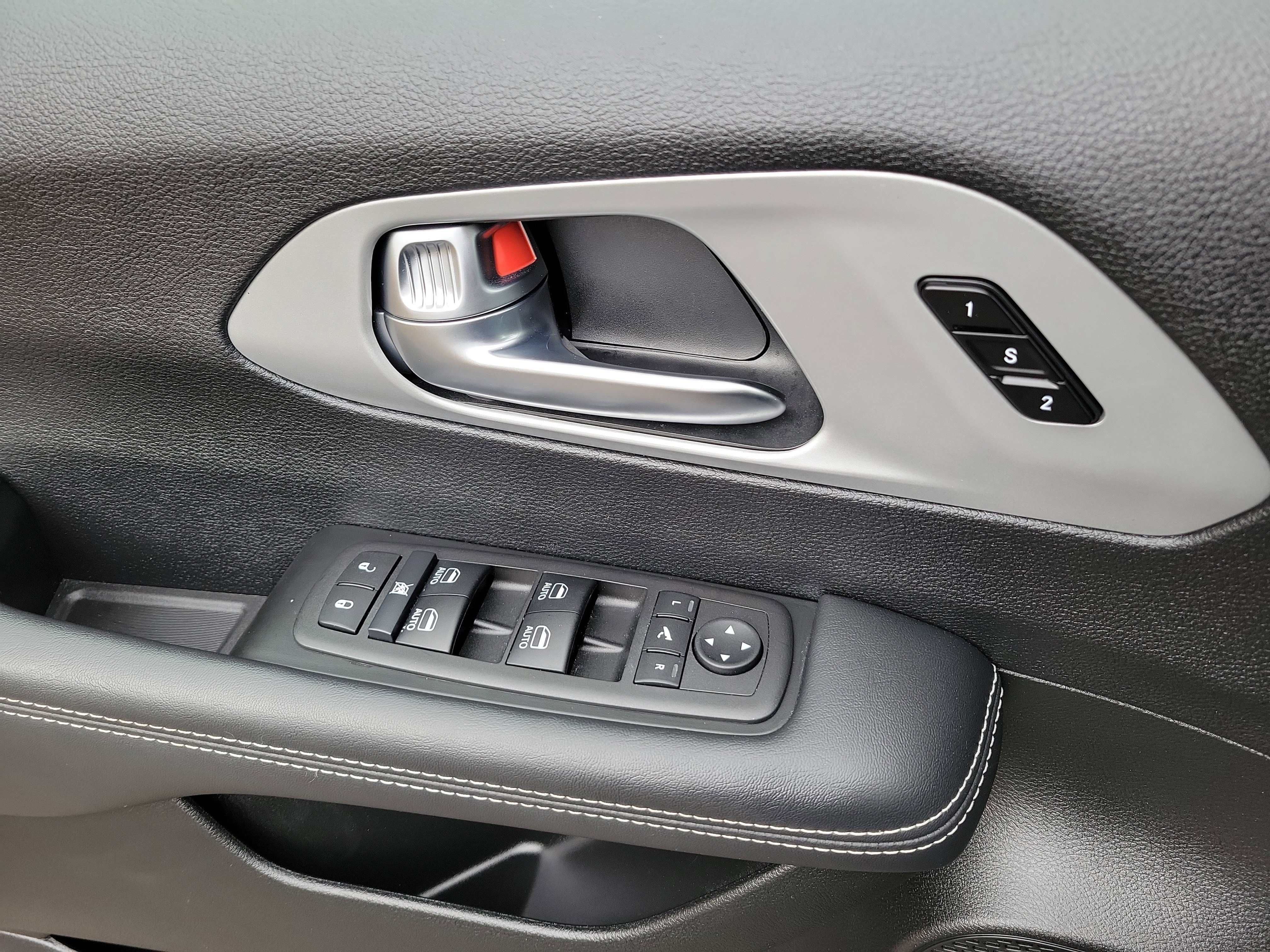 Used 2025 Chrysler Pacifica Limited image 21