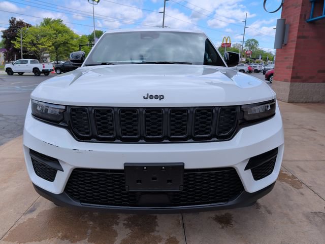 Used 2025 Jeep Grand Cherokee Altitude AWD/4WD image 10