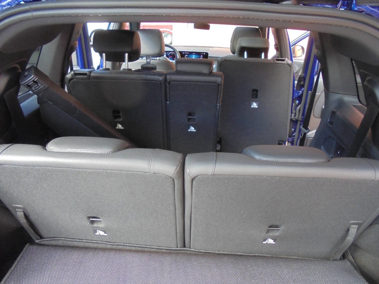 Used 2020 Mercedes-Benz GLB 250 4MATIC w/ Premium Package image 33