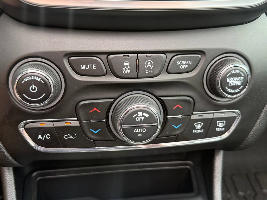 Used 2021 Jeep Cherokee Limited AWD/4WD image 35