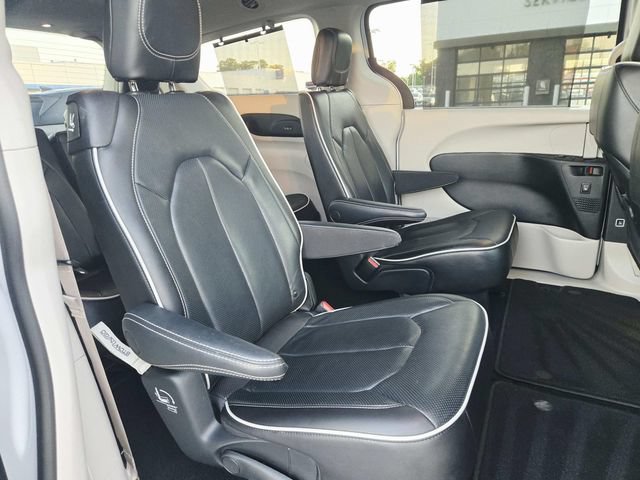 Used 2022 Chrysler Pacifica Limited AWD/4WD image 14