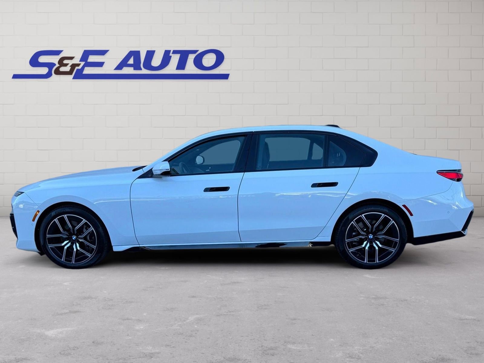 Used 2025 BMW 740i xDrive AWD/4WD image 2
