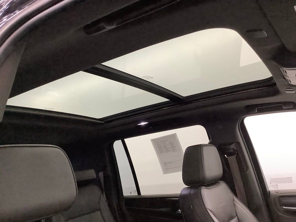 Used 2022 GMC Yukon XL Denali w/ Denali Premium Package AWD/4WD image 21