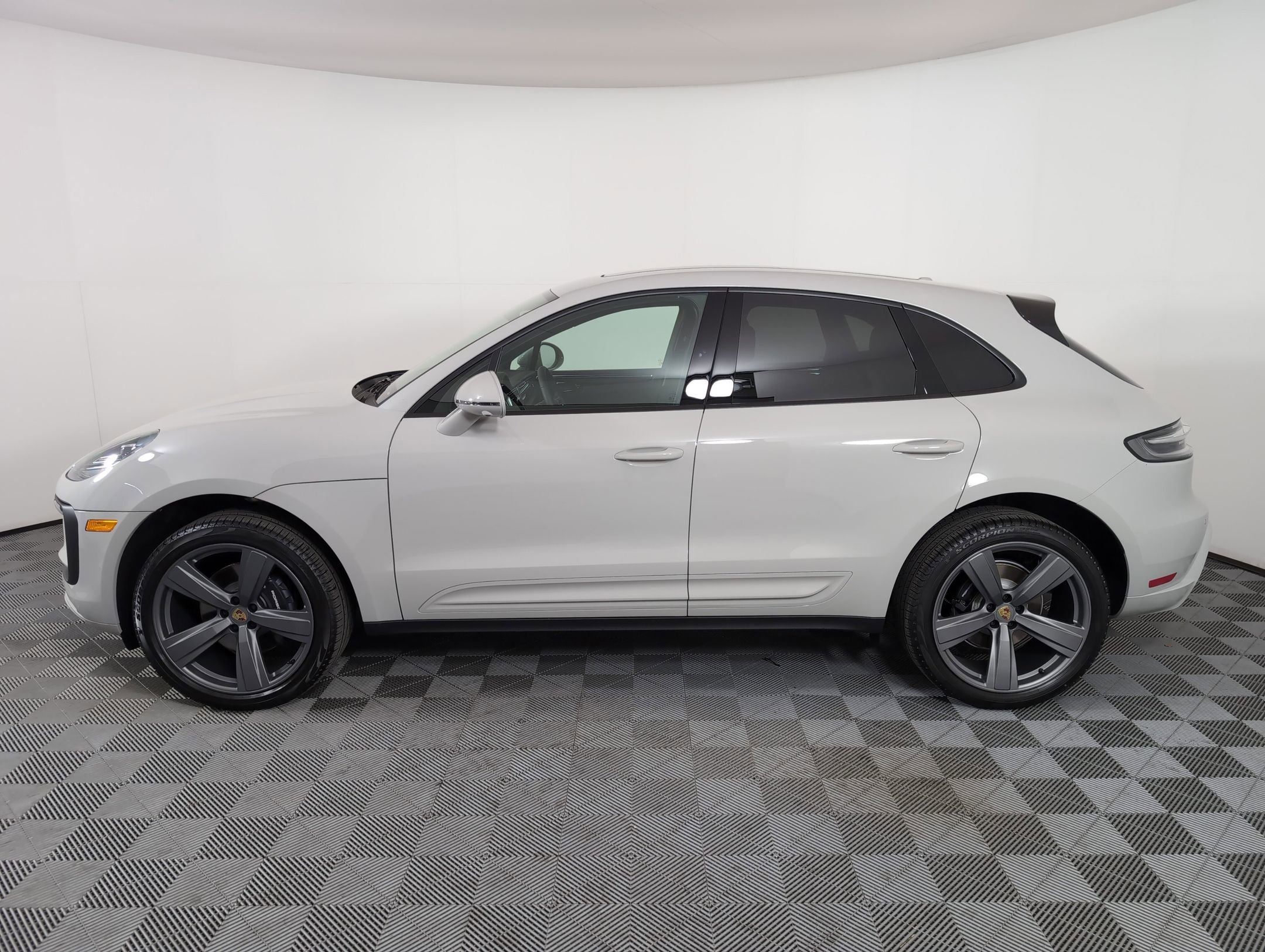 Used 2025 Porsche Macan image 2
