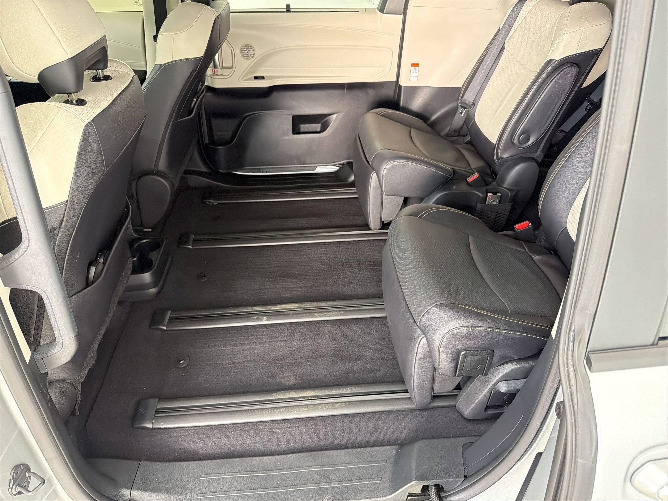 Used 2025 Toyota Sienna Limited image 15