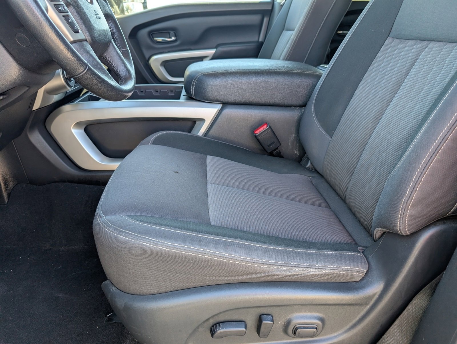 Used 2021 Nissan Titan SV w/ SV Convenience Package image 7