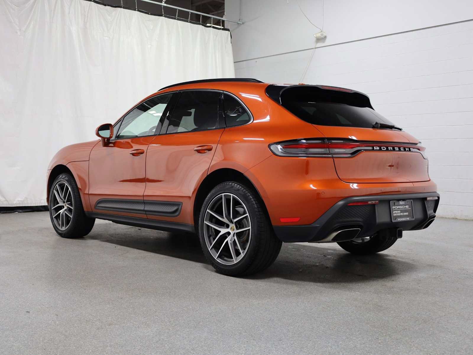 Certified 2022 Porsche Macan AWD/4WD image 3