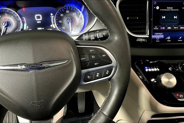 Used 2022 Chrysler Pacifica Touring-L image 18