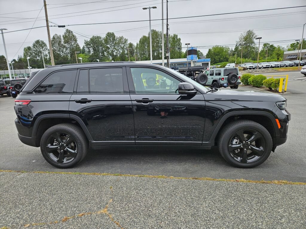 Used 2025 Jeep Grand Cherokee Altitude AWD/4WD image 6